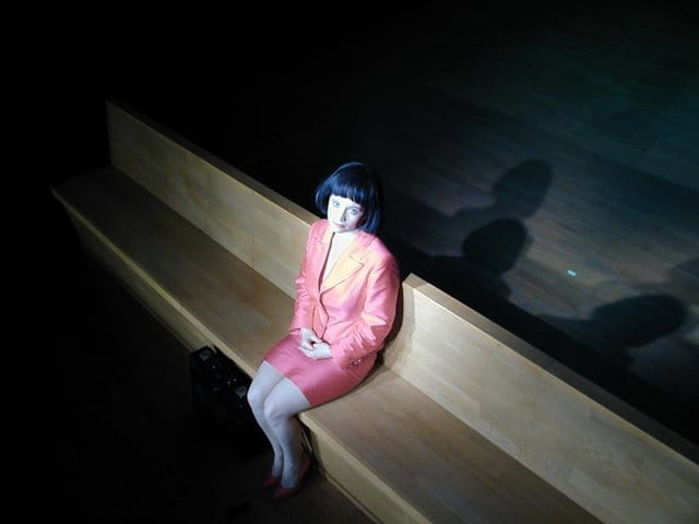 Freies Schauspiel Ensemble Freies Schauspiel Ensemble, eine Frau sitzt auf der Bank auf der Bühne