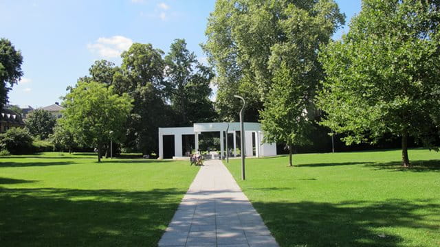 Weg im Metzlerpark Weg im Metzlerpark
