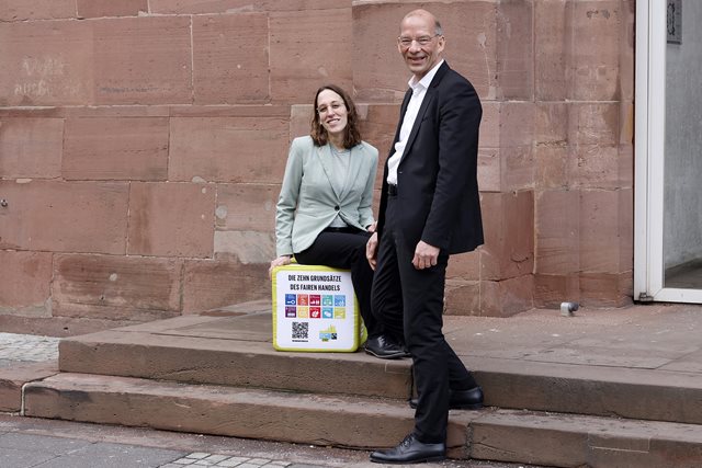 Die neue Koordinatorin für Kommunale Entwicklungspolitik Die neue Koordinatorin für Kommunale Entwicklungspolitik Tamara Moumna und Stadtkämmerer Dr. Bastian Bergerhoff arbeiten gemeinsam am Schwerpunktthema faire und nachhaltige Beschaffung.