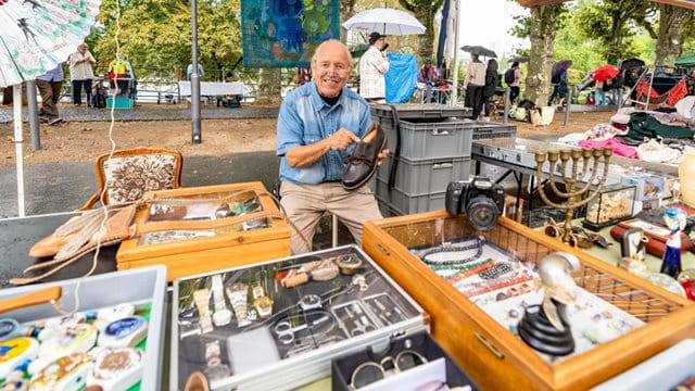 Klaus Scherer an seinem Flohmarktstand am Mainufer in Sachsenhausen Klaus Scherer an seinem Flohmarktstand am Mainufer in Sachsenhausen, Foto: Holger Menzel
